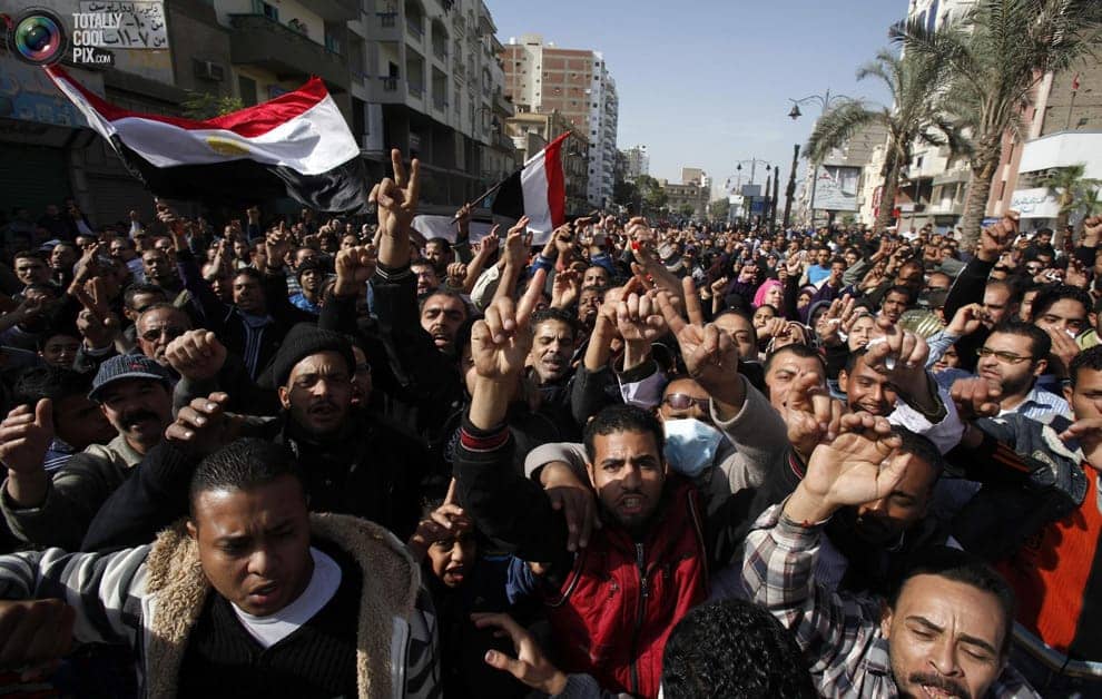 Egypt-surging-crowd-0211, Egyptian blogger describes clashes, World News & Views 