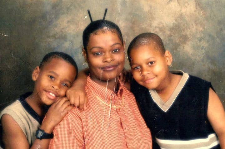  - Kenneth-Ondrell-Harding-as-children-with-mom-Denika-Chatman