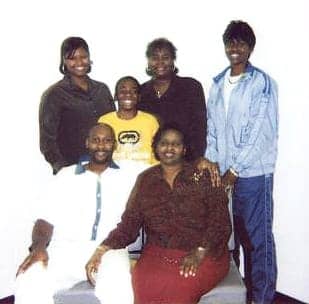 Troy-Davis-family-Troy-mom-Virginia-middle-nephew-De%E2%80%99Jaun-Correia-back-sisters-Ebony-Kimberly-Martina-2004-web2, Troy Davis' last letter: Never stop fighting for justice and we will win!, Behind Enemy Lines 