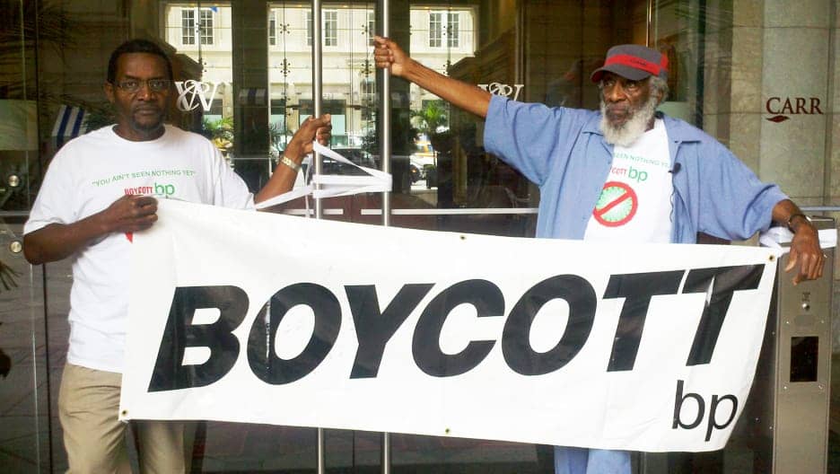 Art-Rocker-Dick-Gregory-Boycott-BP-banner-at-BPs-DC-HQ-090211, Dick Gregory protests BP’s treatment of oil spill victims, News & Views 