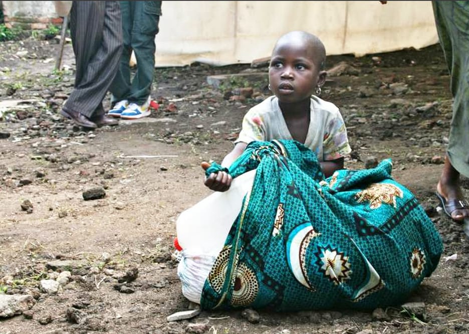 Congolese-refugee-girl-in-Rwanda-with-family’s-belongings-0512, Obama could end Congo’s human catastrophe, World News & Views 