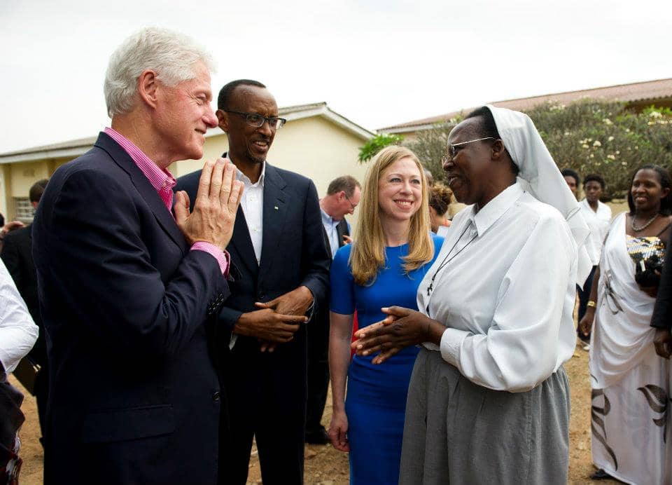 Bill-Clinton-Paul-Kagame-Chelsea-Clinton-Rwandan-health-care-pro-discuss-Clinton-Health-Access-Initiative-Rwanda-071912-by-Barbara-Kinney-Clinton-Foundn, Hotel Rwanda’s Rusesabagina cautions President Clinton regarding Rwanda, World News & Views 