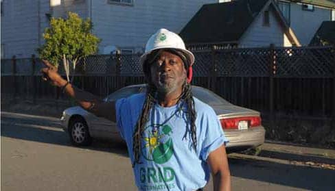 Jahahara-Alkebulan-Ma’at-of-Grid-Alternatives-outreaching-West-Oakland-by-Eric-K.-Arnold, Greening the hood: Is clean energy reaching poor communities?, Local News & Views 