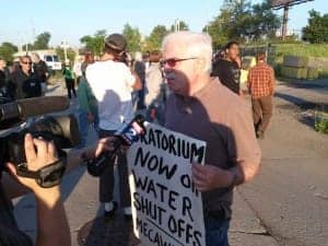 Detroit-water-shut-off-protest-at-Homrich-David-Sole-of-Moratorium-Now-DWSD-retiree-071014-by-Abayomi-Azikiwe-Pan-African-News-Wire-300x225, 10 arrested blocking trucks sent to shut off water services in Detroit, News & Views 