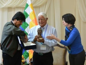 Bolivarian-Pres-Evo-Morales-honors-Leonard-Peltier-Lenny-Foster-accepts-101215-300x228, Bolivian President Evo Morales honors Leonard Peltier, National Lawyers Guild joins call for clemency, Abolition Now! 