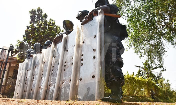 Dr.-Kizza-Besigye’s-home-in-Kasangati-barricaded-by-police-022316-by-Roderick-Ahimbazwe, Dr. Kizza Besigye: Democracy is on trial in Uganda, World News & Views 