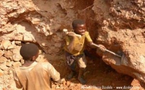 congo-children-mining-coltan-by-mvemba-phezo-dizolele-300x186, Congolese children work, fight and die for our cell phones and diamonds, World News & Views 
