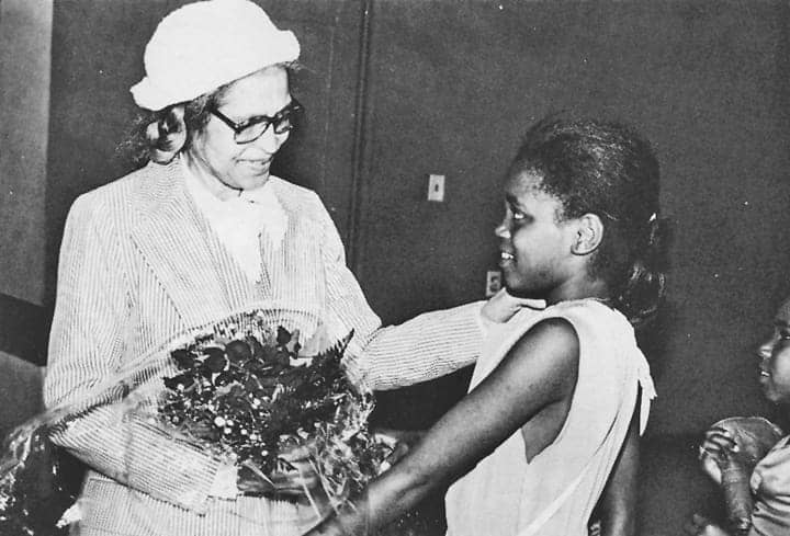 Oakland-Community-School-students-greet-Rosa-Parks-web, 10 things you didn’t know about Rosa Parks, News & Views 