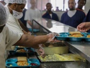 Prisoners-working-under-Aramark-serve-food-in-Michigan-prison-by-Detroit-Free-Press-300x225, Aramark is pimping the Georgia DOC, Abolition Now! 