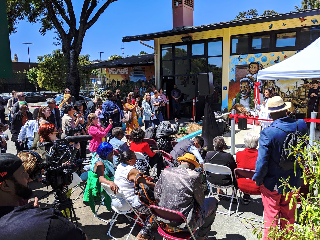 Mayor-London-Breed-unveils-‘Spirit-of-Fillmore’-mural-crowd-Buchanan-Mall-080319-by-Darcy-Brown-Martin, Community-created ‘Spirit of Fillmore’ mural unveiled by SF Mayor London Breed, Local News & Views 