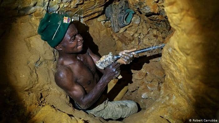 Congolese-gold-miner-by-Robert-Carrubba, Rwanda exports 2,163 kg of gold, UAE imports 12,539 kg of it, Featured World News & Views 