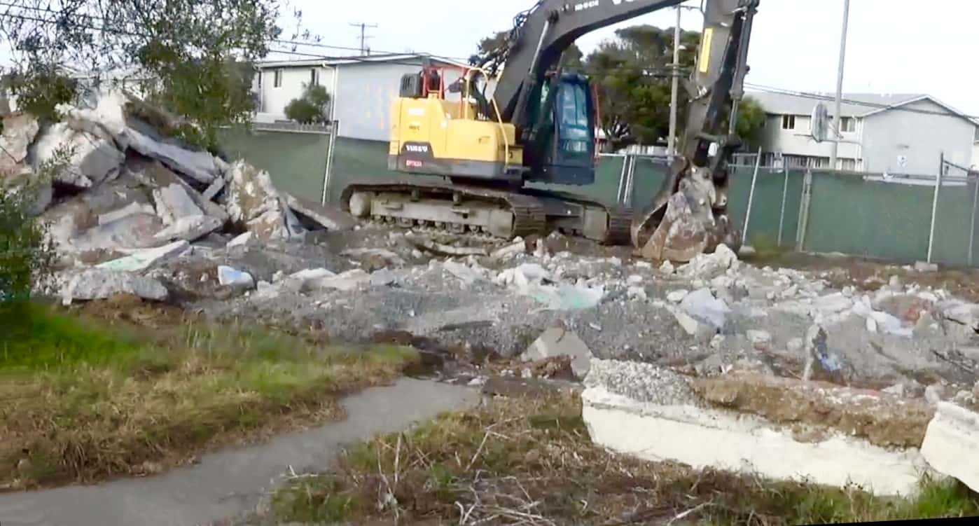 Treasure-Island-demolition-of-1217-Mariner-St-townhouse-by-Carol-Harvey, Navy removes an estimated 163+ new radiation deposits from two toxic dumps and dangerously radioactive soil from under occupied Treasure Island home, Local News & Views 