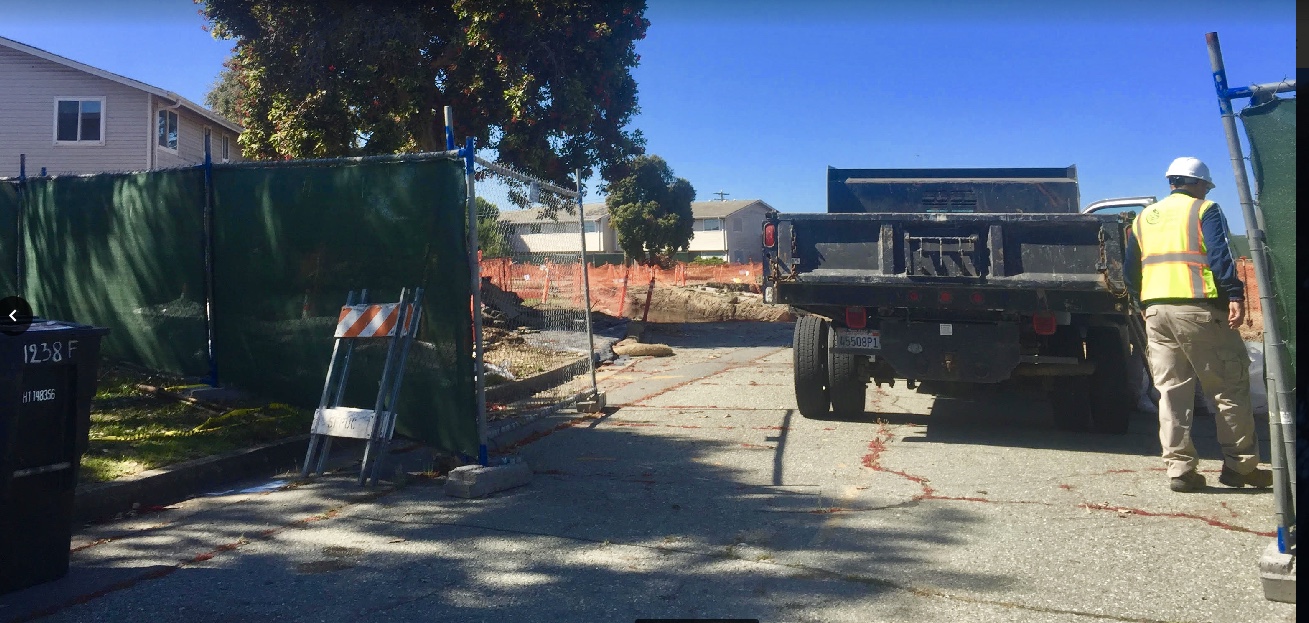 Treasure-Island-worker-at-gate-in-fence-at-Northpoint-SWDA-‘extension’-by-Carol-Harvey, Navy removes an estimated 163+ new radiation deposits from two toxic dumps and dangerously radioactive soil from under occupied Treasure Island home, Local News & Views 
