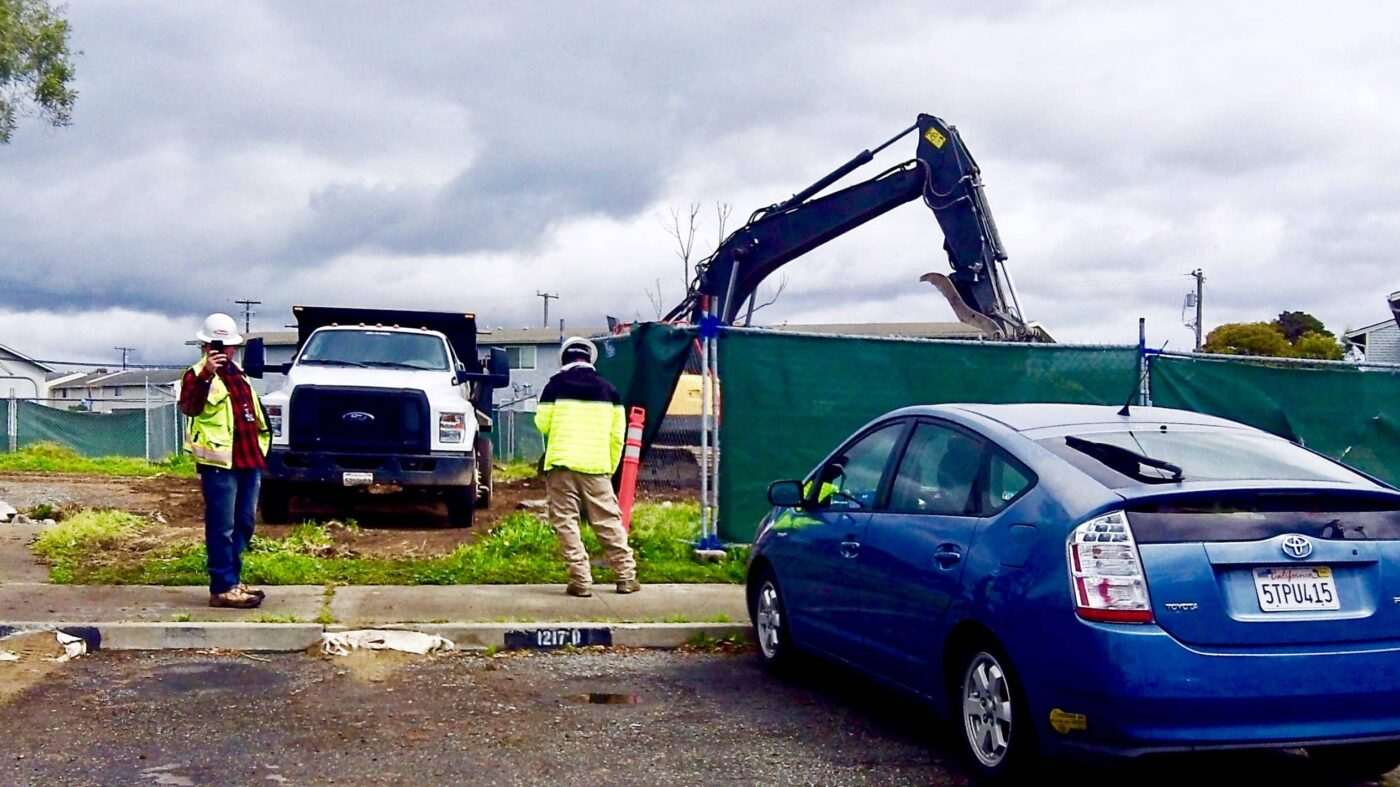 Treasure-Island-unmasked-construction-worker-on-Mariner-Street-in-toxic-construction-zone-by-Carol-Harvey-1400x787, Despite coronavirus pandemic, Treasure Island cleanup and redevelopment construction continues to raise toxic dust, Local News & Views 