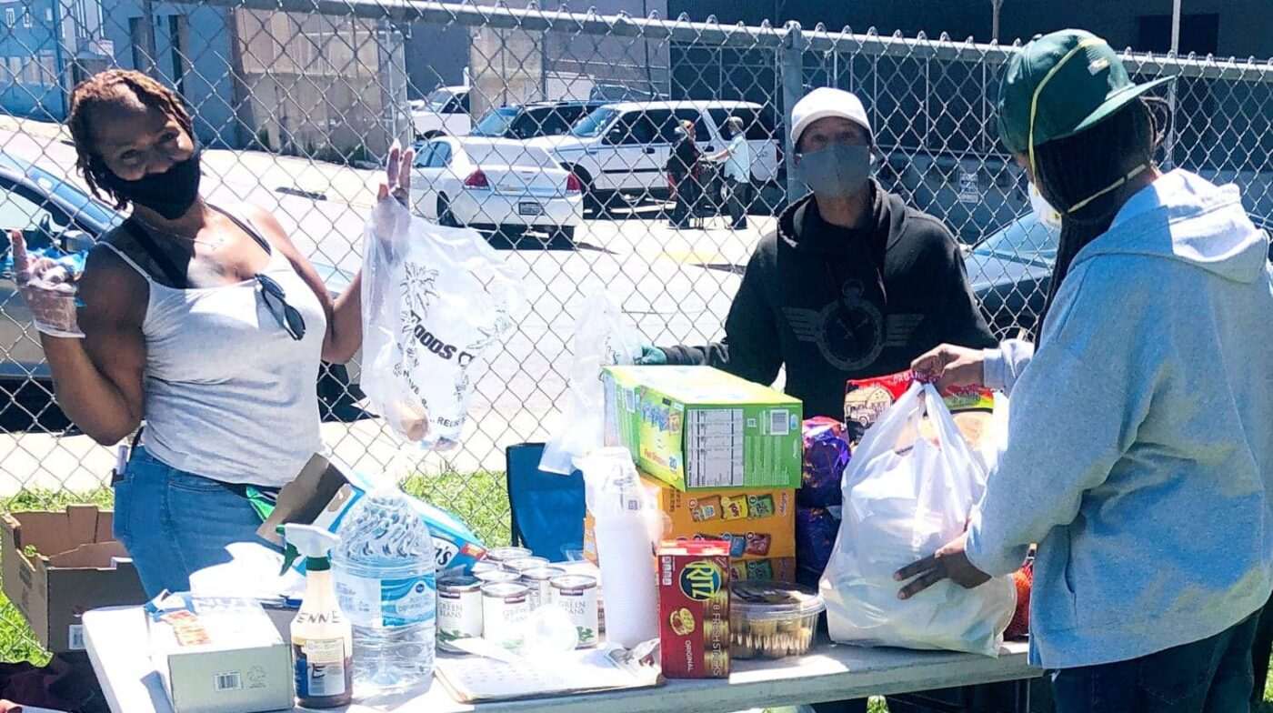 Beds-4-Bayview-neighbor-Lolita-donates-abundant-food-at-MLK-Park-accepted-by-Mother-Brown’s-employee-Mac-1400x784, Community seizes MLK Park as immediate COVID relief for unhoused neighbors, Local News & Views 