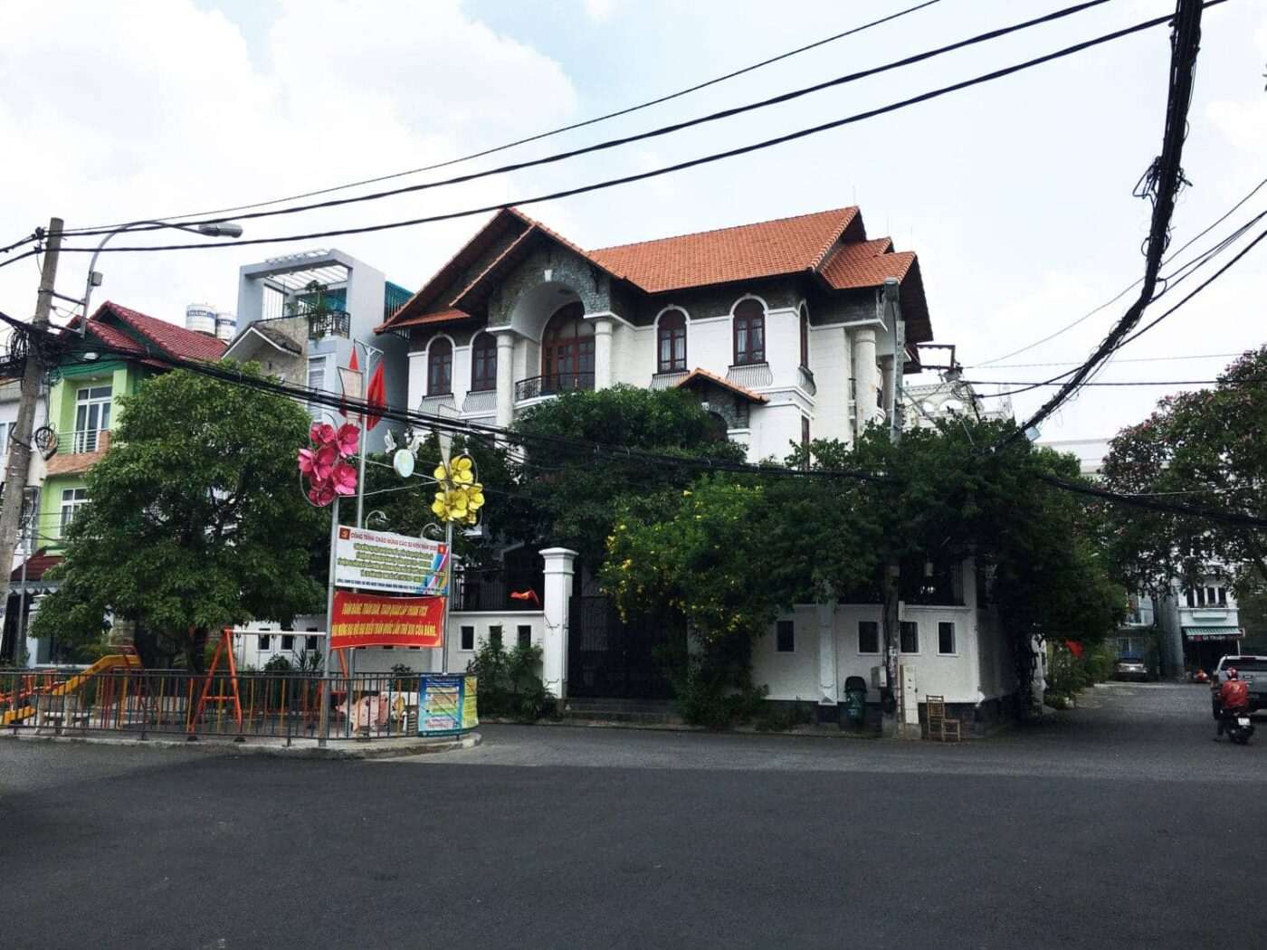 Tan-Binh-District-Ward-7-Ho-Chi-Minh-City-children’s-playground-is-neighborhood-family-gathering-place-‘very-safe’-during-coronavirus-lockdown-042320-by-©Le-Thi-Xuan-Ninh-1-1400x1050, Viet Nam vs. COVID-19: How one small nation defeated a global enemy, World News & Views 