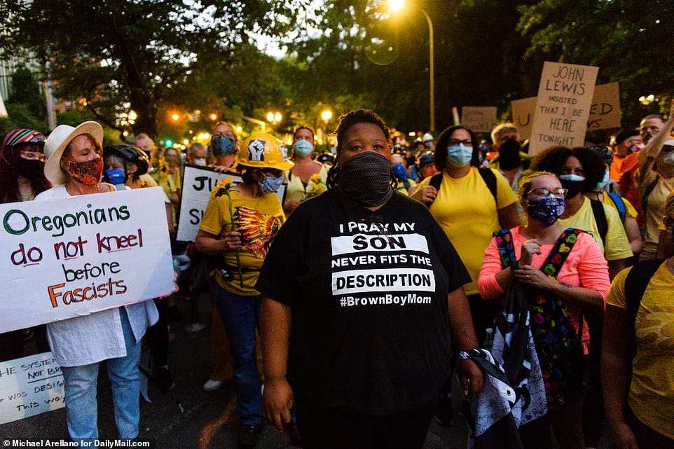 Wall-of-Moms-protects-protesters-from-Trump-goons-Portland-072020-by-Michael-Arellano-Daily-Mail-1, What are Trump and his goons up to?, News & Views 