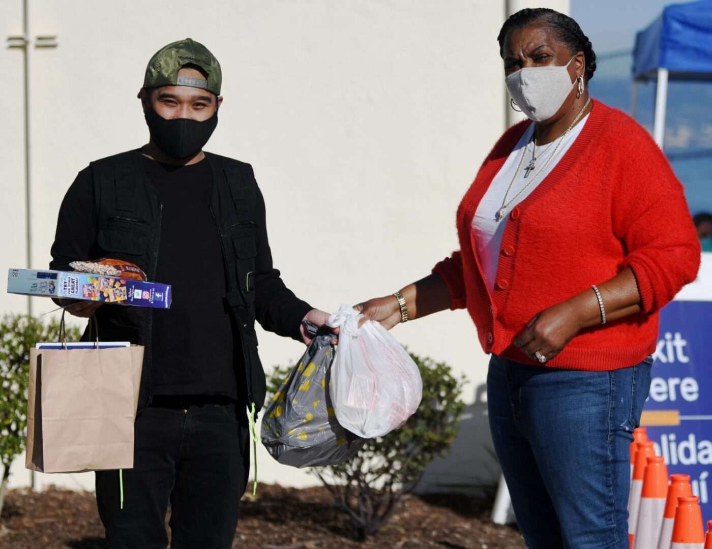 Curtis-Family-United-Council-of-Human-Services-Christmas-COVID-testing-food-giveaway-by-Gwen-Westbrook-to-Westbrook-Apts-resident-122220-by-Johnnie-Burrell-1400x1080, The United Council for Human Services and the Curtis Family: Serving BVHP in a time of need, Local News & Views 