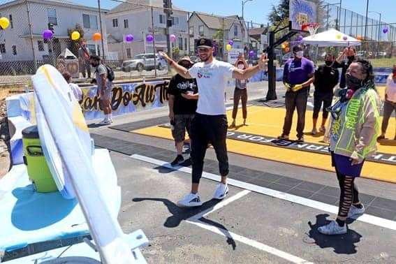 OUSD-designers-parents-kids-put-finishing-touches-on-Eat.-Learn.-Plays-Franklin-Elementary-playground-court-garden-project-061221-by-Kelly-Sullivan-Getty-Images, The Curry family helps renovate and unveil new playground at East Oakland elementary school, Local News & Views 