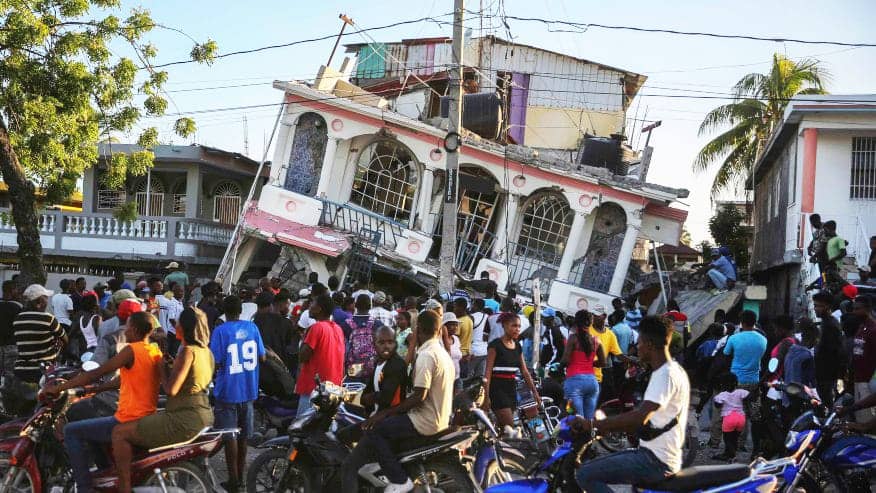 Haiti-7.2-earthquake-epicenter-Les-Cayes-Petit-Pas-Hotel-destroyed-street-crowd-081421-by-Joseph-Odelyn-AP, Haiti struck by 7.2 magnitude earthquake Saturday – Donate to the fund that goes direct to the people, World News & Views 