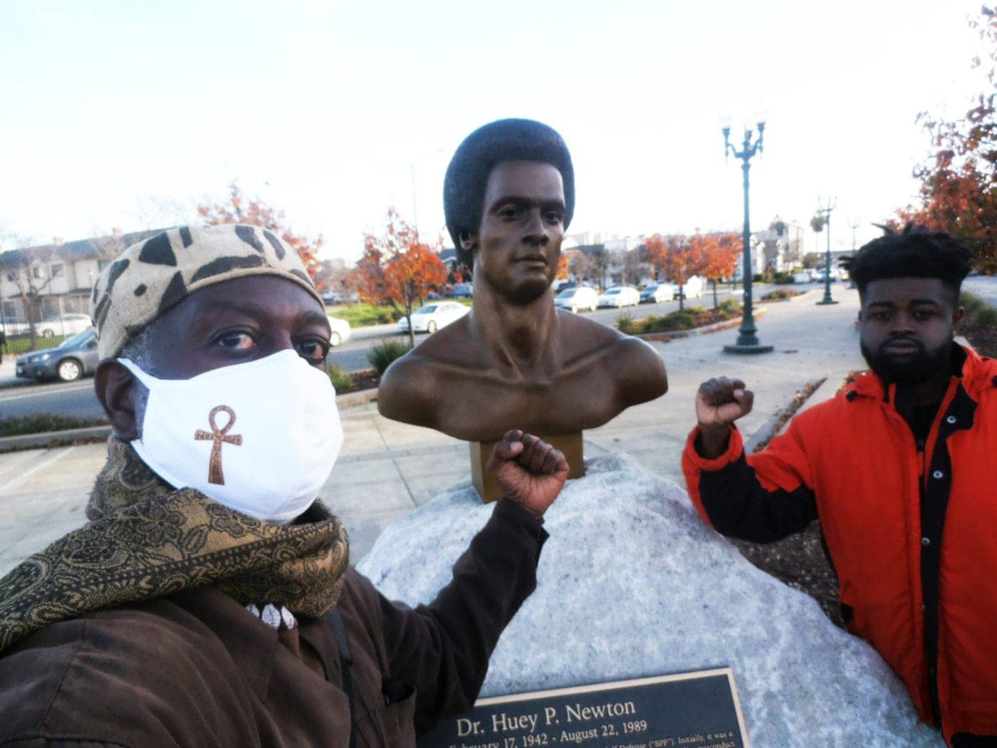 Chioke-Bakari-and-Jahahara-at-Huey-P.-Newton-bronze-sculpture-by-Dana-King-in-West-Oakland-2022-by-Jahahara-1400x1050, Go tella OurStories and futures, Culture Currents 