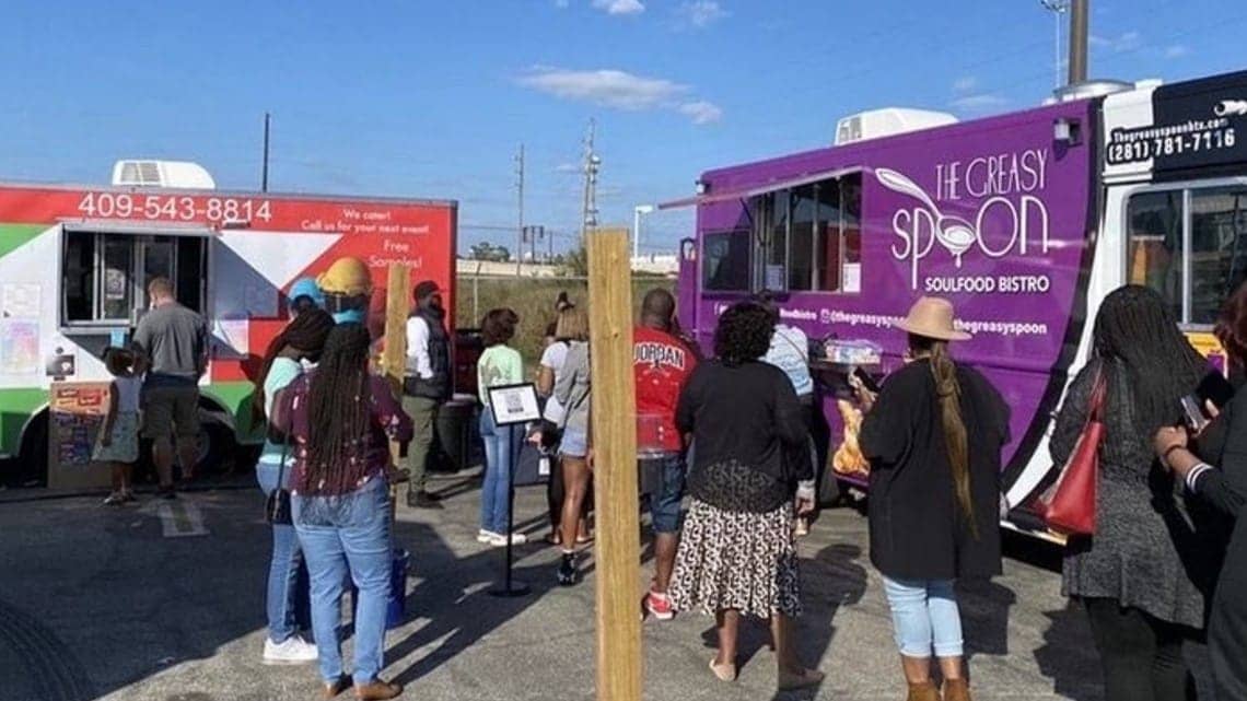 Houston-Grub-Park-crowd-at-food-trucks-1221-by-Eric-Hunter, Houston Grub Park: Food and food trucks are the core of the culture, Culture Currents 