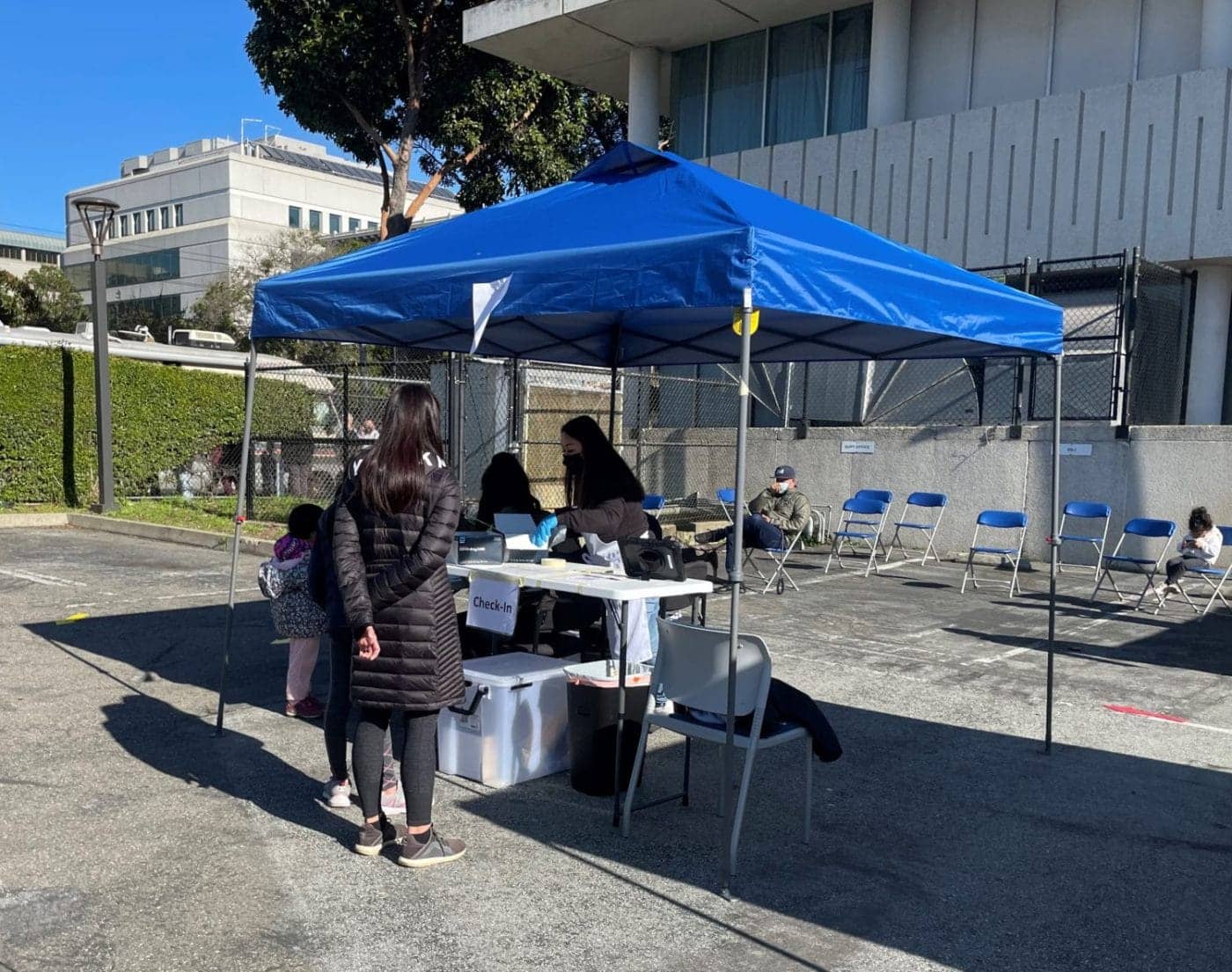 SFUSD-family-receiving-free-COVID-19-rapid-antigen-tests-at-SFUSD555-Franklin-Street-by-Daphne-Young-010922-1400x1105, SFUSD and teachers’ unions reach deal for COVID protocols, News & Views 