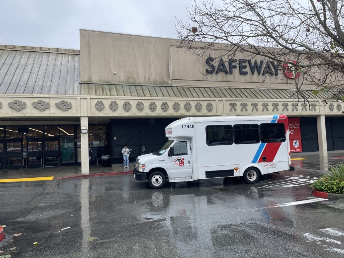 Fillmore-Safeway-ParaTransit-out-front-by-Daphne-Young-1400x1050, Fillmore Safeway remains open, Local News & Views 