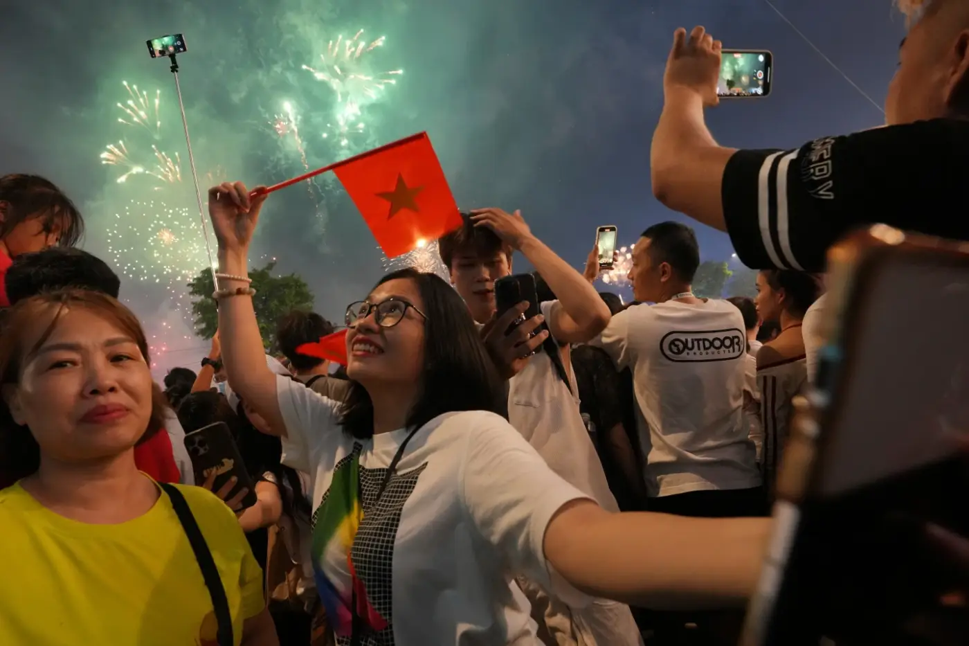 vietnamese-in-ho-chi-minh-city-celebrate-the-50th-anniversary-of-the-end-of-the-vietnam-war-on-april-30-2025-by-achmad-ibrahim-ap-1400x933, Commemoration of the 50th anniversary of the end of the Vietnam War, World News & Views vietnamese-in-ho-chi-minh-city-celebrate-the-50th-anniversary-of-the-end-of-the-vietnam-war-on-april-30-2025-by-achmad-ibrahim-ap-1400x933, Commemoration of the 50th anniversary of the end of the Vietnam War, World News & Views