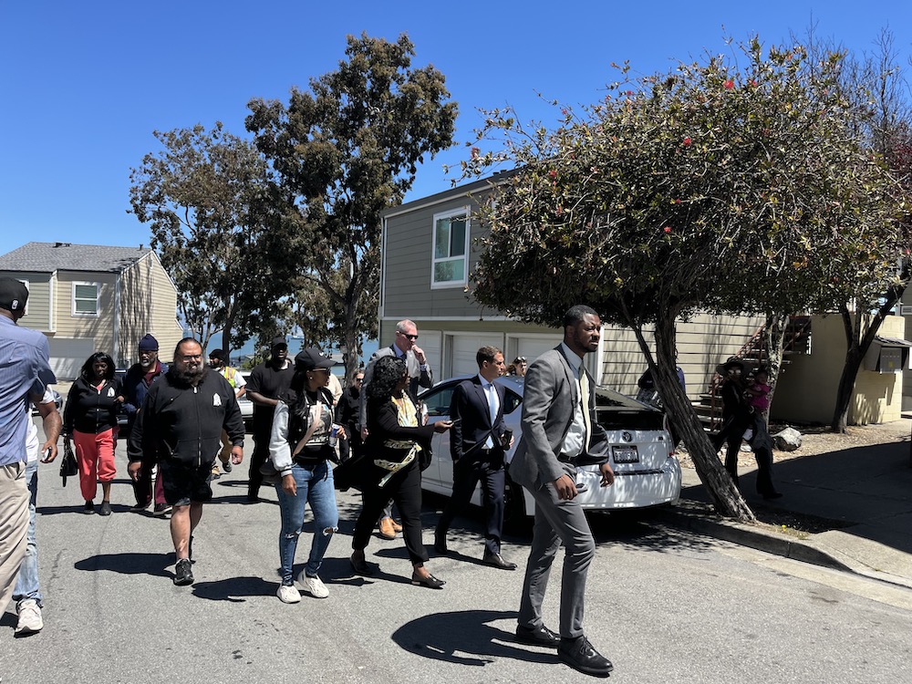 mayor-tour-shoreview-1, Missing windows, broken locks: Hunters Point residents come home after renovations, Featured Local News & Views 
