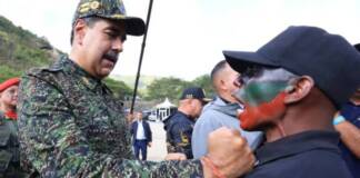 Venezuela Pres. Nicolas Maduro decorates special forces member in Caracas cy Miraflores Palace